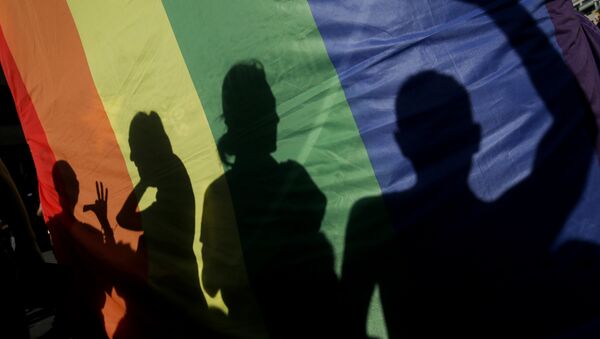 Силуэты людей на фоне флага ЛГБТ - Sputnik Қазақстан