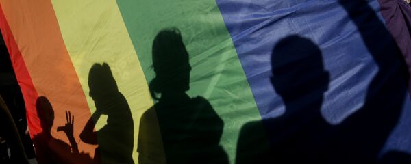 Силуэты людей на фоне флага ЛГБТ Силуэты людей на фоне флага ЛГБТ - Sputnik Казахстан