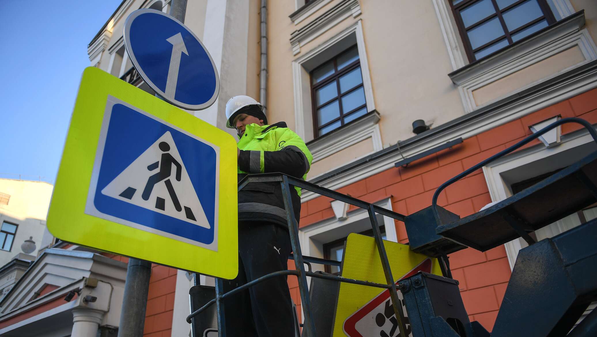 Установка дорожного знака город. Дорожные знаки в центре Москвы. Установка дорожных знаков. Уменьшенные дорожные знаки. Уменьшенные дорожные знаки в СПБ.