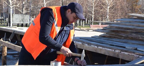 Замакима Усть-Каменогорска Расул Манапов, наказанный за использование служебного автомобиля в личных целях, приступил к общественным работам - Sputnik Казахстан