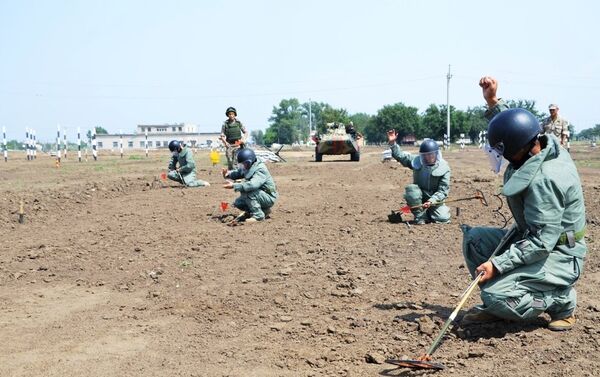 Военнослужащие – саперы Сухопутных войск ВС РК приступили к очистке полигонов от неразорвавшихся боеприпасов - Sputnik Казахстан