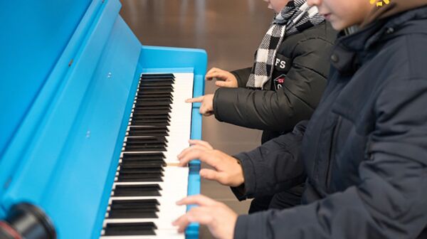  Для жителей и гостей столицы запущен креативный проект Пианино для всех - Sputnik Казахстан