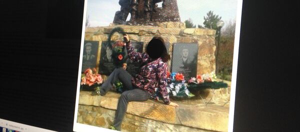 Фото девушки рядом с памятником воинам-афганцам Фото девушки рядом с памятником воинам-афганцам - Sputnik Казахстан