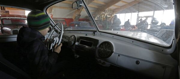 Мальчик сидит за рулем ретро-автомобиля, архивное фото Мальчик сидит за рулем ретро-автомобиля, архивное фото - Sputnik Казахстан