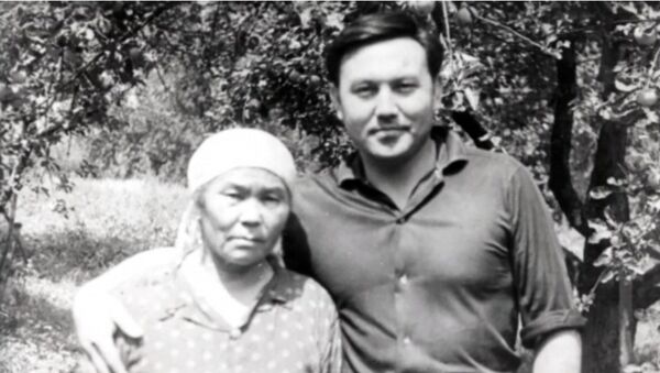 Нурсултан Назарбаев с матерью, архивное фото - Sputnik Қазақстан