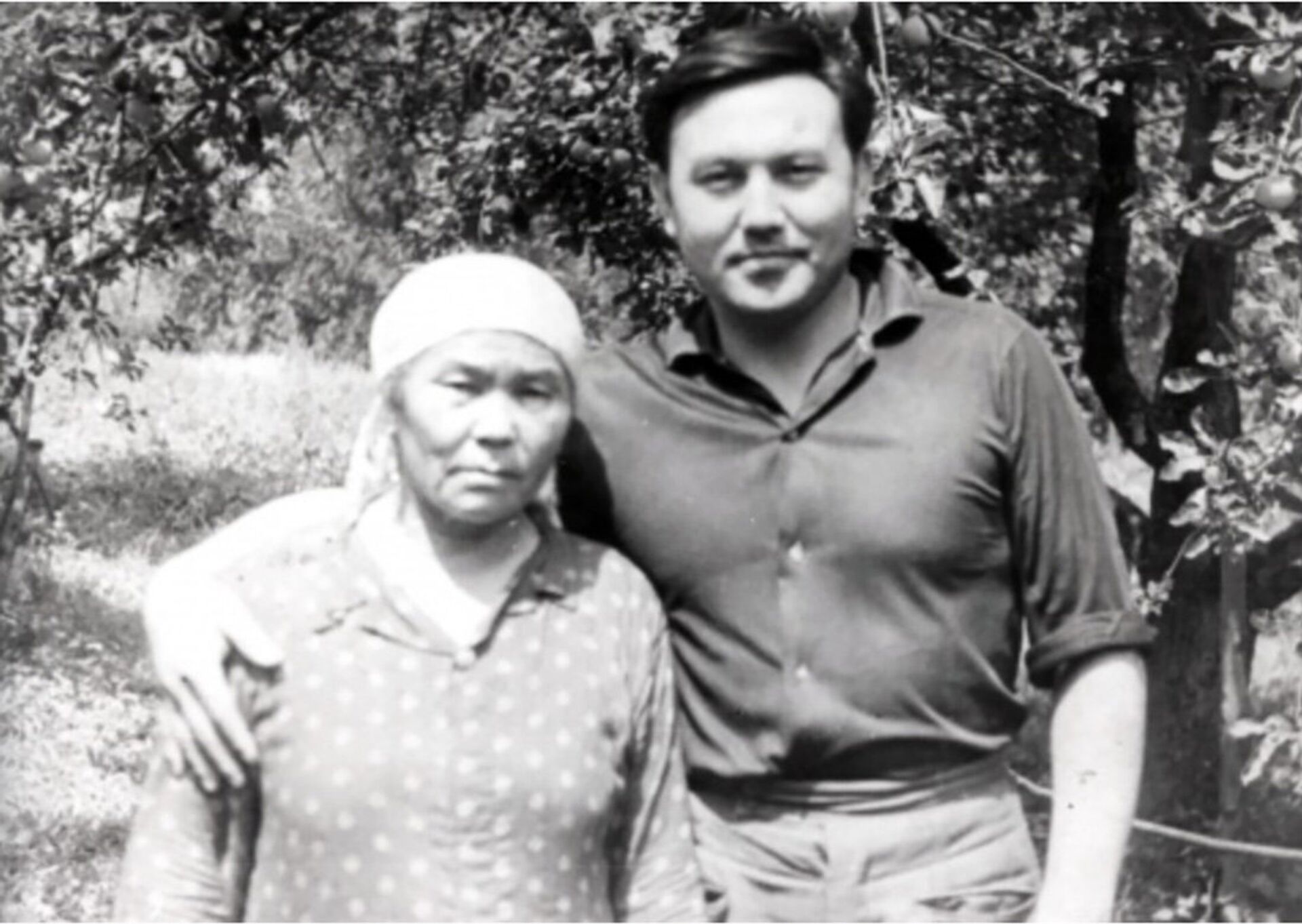 Нурсултан Назарбаев с матерью, архивное фото - Sputnik Казахстан, 1920, 01.02.2022
