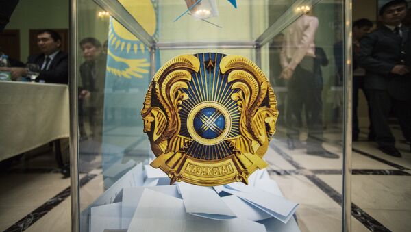 Изображение герба Казахстана на избирательной урне, архивное фото - Sputnik Казахстан