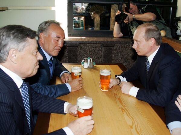 Путин, Назарбаев, Сумин во время посещения уличного кафе - Sputnik Казахстан