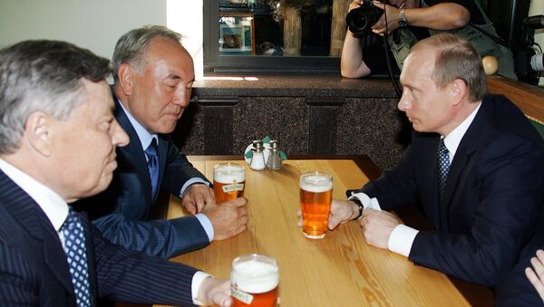 Путин, Назарбаев, Сумин во время посещения уличного кафе, архивное фото - Sputnik Казахстан