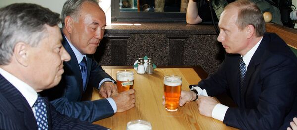 Путин, Назарбаев, Сумин во время посещения уличного кафе, архивное фото Путин, Назарбаев, Сумин во время посещения уличного кафе, архивное фото - Sputnik Казахстан