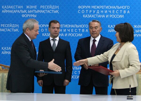 Подписание совместных документов в ходе VII Форума межрегионального сотрудничества России и Казахстана - Sputnik Казахстан