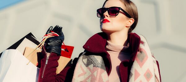 Девушка с покупками Девушка с покупками - Sputnik Казахстан