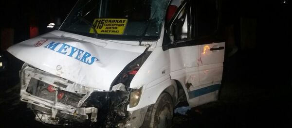 Volkswagen Passat столкнулся с двумя миниавтобусами - Sputnik Казахстан