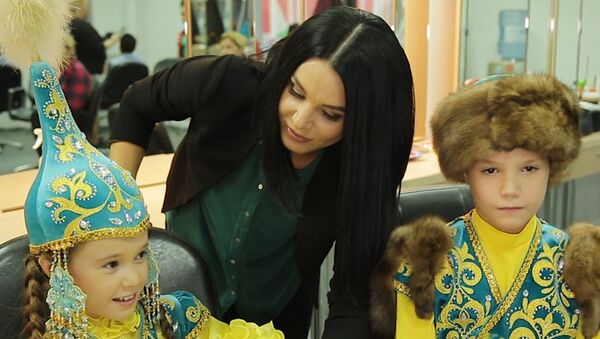 Костюмы участников из Усть-Каменогорска удивили ведущую Анну Неделько - Sputnik Казахстан