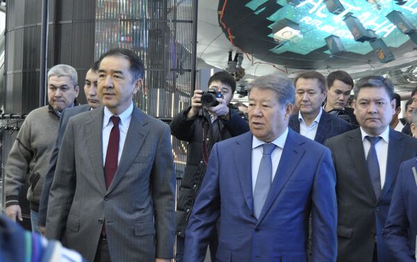 Ахметжан Есимов и Бакытжан Сагинтаев во время посещения ЭКСПО - Sputnik Казахстан