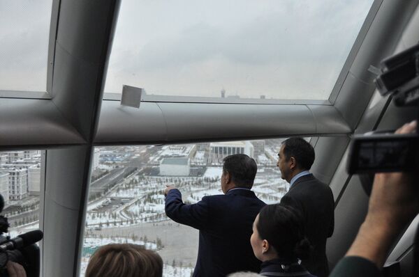 Ахметжан Есимов и Бакытжан Сагинтаев во время посещения ЭКСПО Ахметжан Есимов и Бакытжан Сагинтаев во время посещения ЭКСПО - Sputnik Казахстан