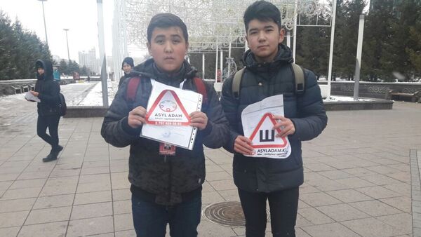 Кылымбек Атагелдиев вместе с другом продает наклейки в целях благотворительности - Sputnik Казахстан