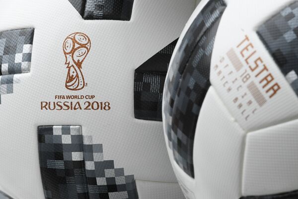 Официальный мяч чемпионата мира 2018 по футболу на поле большой спортивной арены Лужники в Москве - Sputnik Казахстан