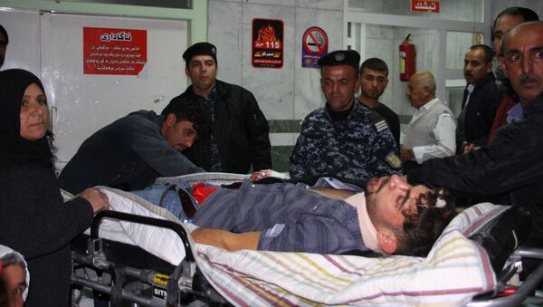 Пострадавшие при землетрясении люди в иранской больнице - Sputnik Казахстан