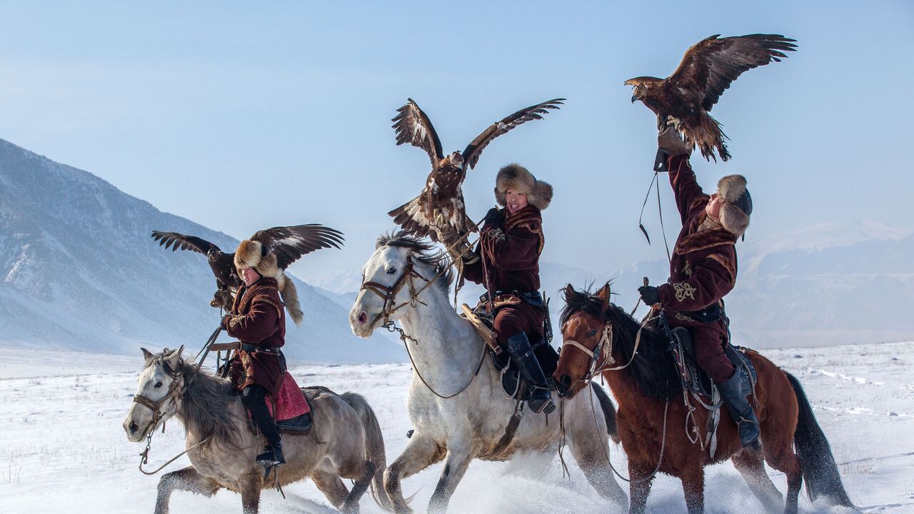 Осетин әйелдерімен жыныстық қатынасты қараңыз Жалаңаш кеудесі бар ана қасқыр