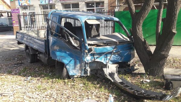 Lexus столкнулся с грузовиком на перекрестке ул. Джангильдина и Абаканская - Sputnik Казахстан