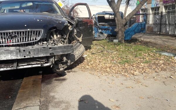Lexus столкнулся с грузовиком на перекрестке ул. Джангильдина и Абаканская - Sputnik Казахстан
