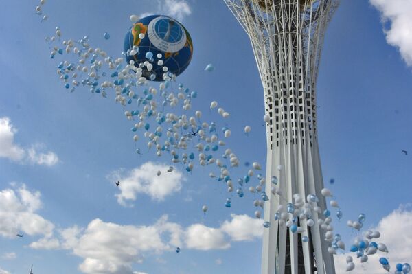 Воздушные шары у монумента Байтерек в Астане, архивное фото - Sputnik Казахстан