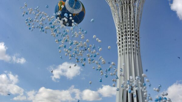 Воздушные шары у монумента Байтерек, архивное фото - Sputnik Қазақстан