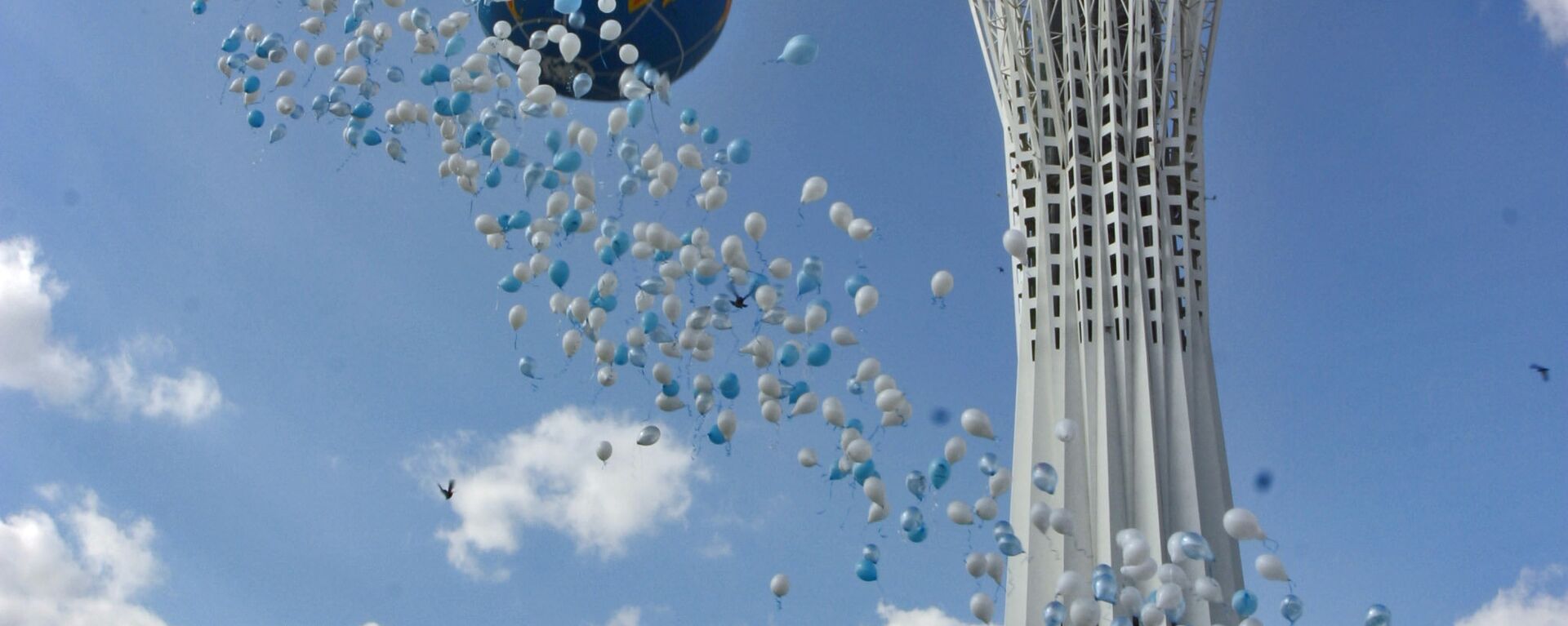 Воздушные шары у монумента Байтерек, архивное фото - Sputnik Казахстан, 1920, 07.02.2019