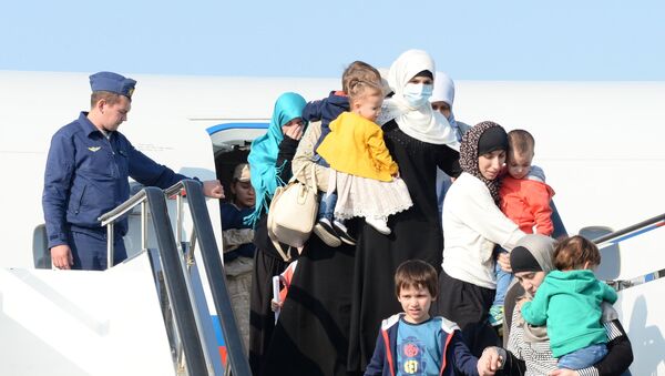 Встреча спасенных в Сирии детей в аэропорту Грозного, архивное фото - Sputnik Казахстан