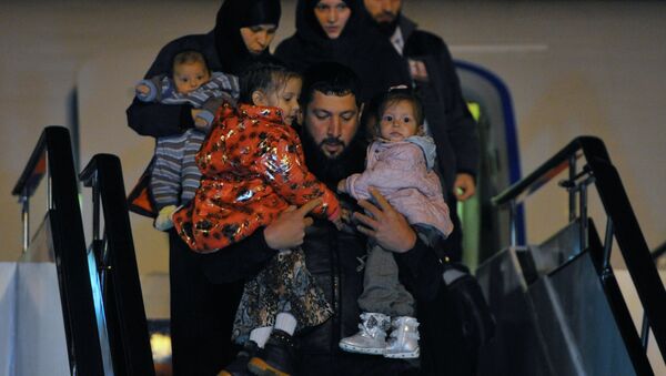 Встреча спасенных в Сирии детей в аэропорту Грозного - Sputnik Казахстан