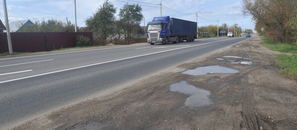 Большегрузная машина едет по трассе, архивное фото - Sputnik Казахстан