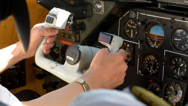 Пилот в кабине самолета L-410, архивное фото - Sputnik Казахстан