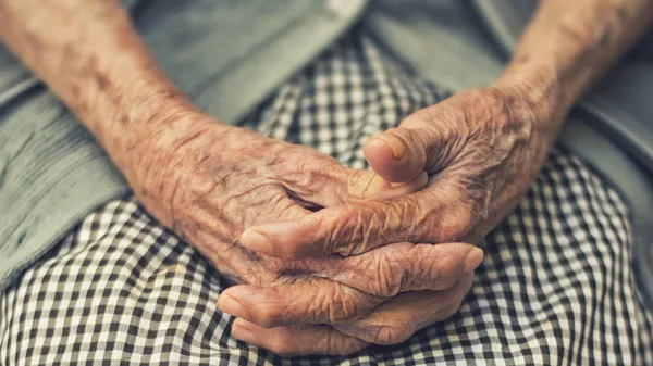 Руки пожилой женщины, архивное фото - Sputnik Қазақстан