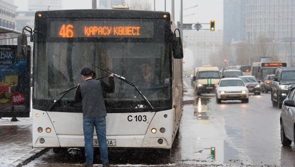 Автобус на остановке, архивное фото - Sputnik Казахстан