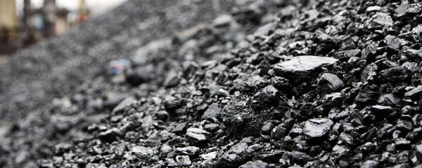 Уголь на территории шахты, архивное фото Уголь на территории шахты, архивное фото - Sputnik Казахстан