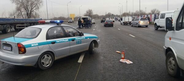 Көлік астына түскен жаяу жүргіншіге көмектеспек болған жүргізушіні көлік қағып өлтірді - Sputnik Қазақстан