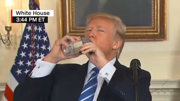 Трамп пьет воду - Sputnik Казахстан