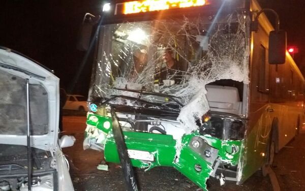 Разбитый автобус в ДТП с Toyota - Sputnik Казахстан