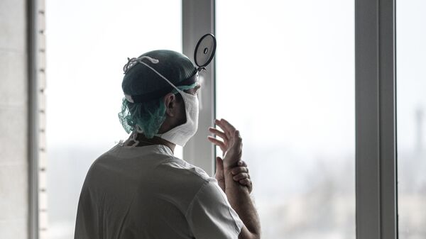 Хирург перед операцией, архивное фото - Sputnik Казахстан