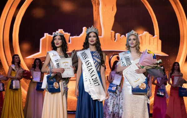 Победительница конкурса красоты Мисс Астана Нурсулу Бегжанова (в центре) - Sputnik Казахстан