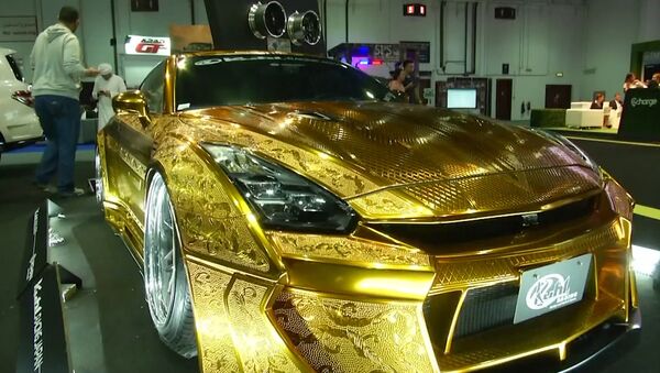 На автосалоне в Дубае представили золотой спорткар - Sputnik Казахстан