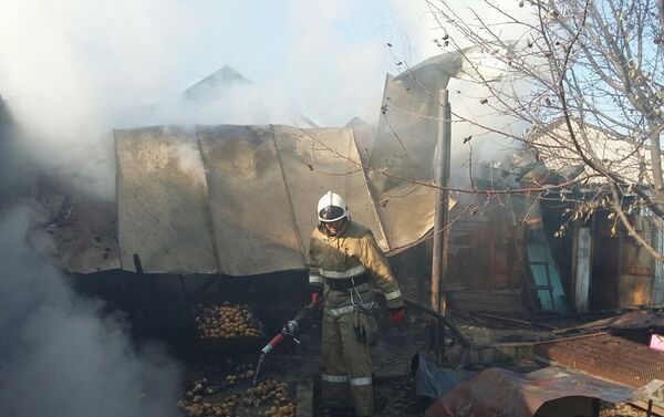 Возгорание частного дома и хозпостроек на ул. Кондратовича - Sputnik Казахстан
