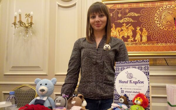 Галина Шенберг увлеклась вязанием детской одежды, когда стала мамой недоношенной малышки - Sputnik Казахстан