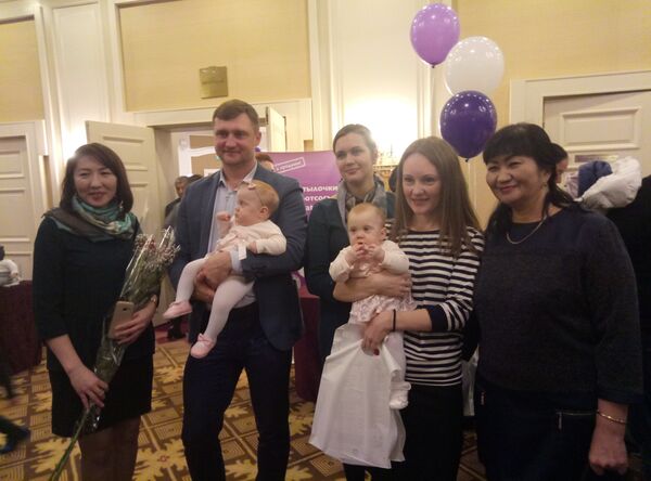 Близнецы Аглая и Миланья встретились с врачами и медсестрами - Sputnik Казахстан