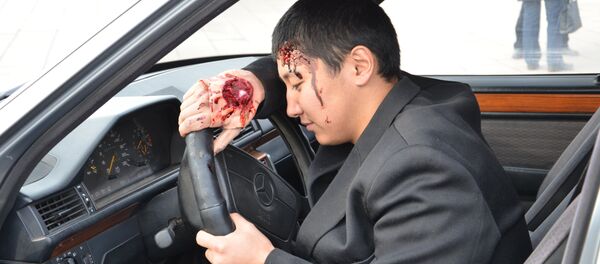 В самом центре города, где всегда многолюдно участники акции изображали жертв дорожно-транспортных происшествий - Sputnik Казахстан