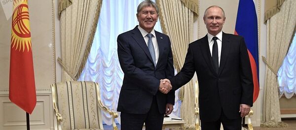 Алмазбек Атамбаев и Владимир Путин на встрече в Санкт-Петербурге - Sputnik Казахстан