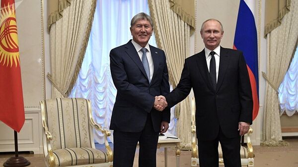 Алмазбек Атамбаев и Владимир Путин на встрече в Санкт-Петербурге - Sputnik Казахстан