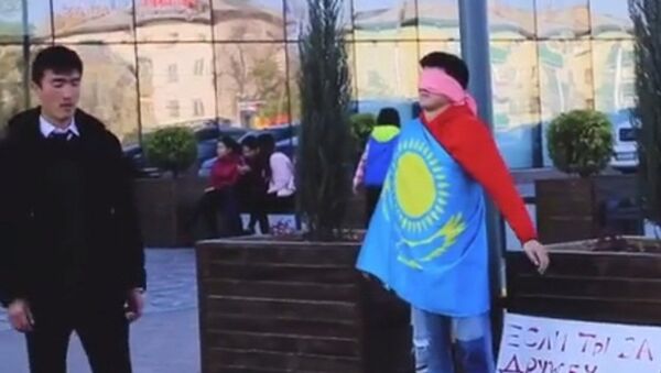 Бишкекчанин устроил акцию ради дружбы народов Казахстана и Кыргызстана - Sputnik Казахстан