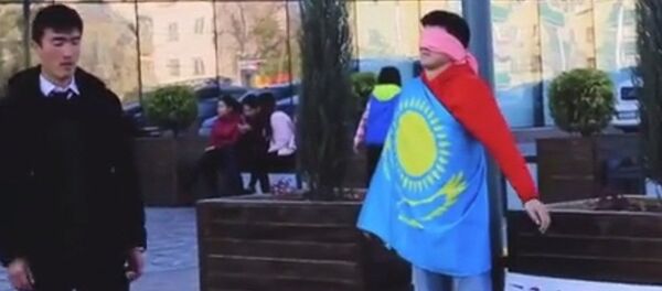 Бишкекчанин устроил акцию ради дружбы народов Казахстана и Кыргызстана Бишкекчанин устроил акцию ради дружбы народов Казахстана и Кыргызстана - Sputnik Казахстан